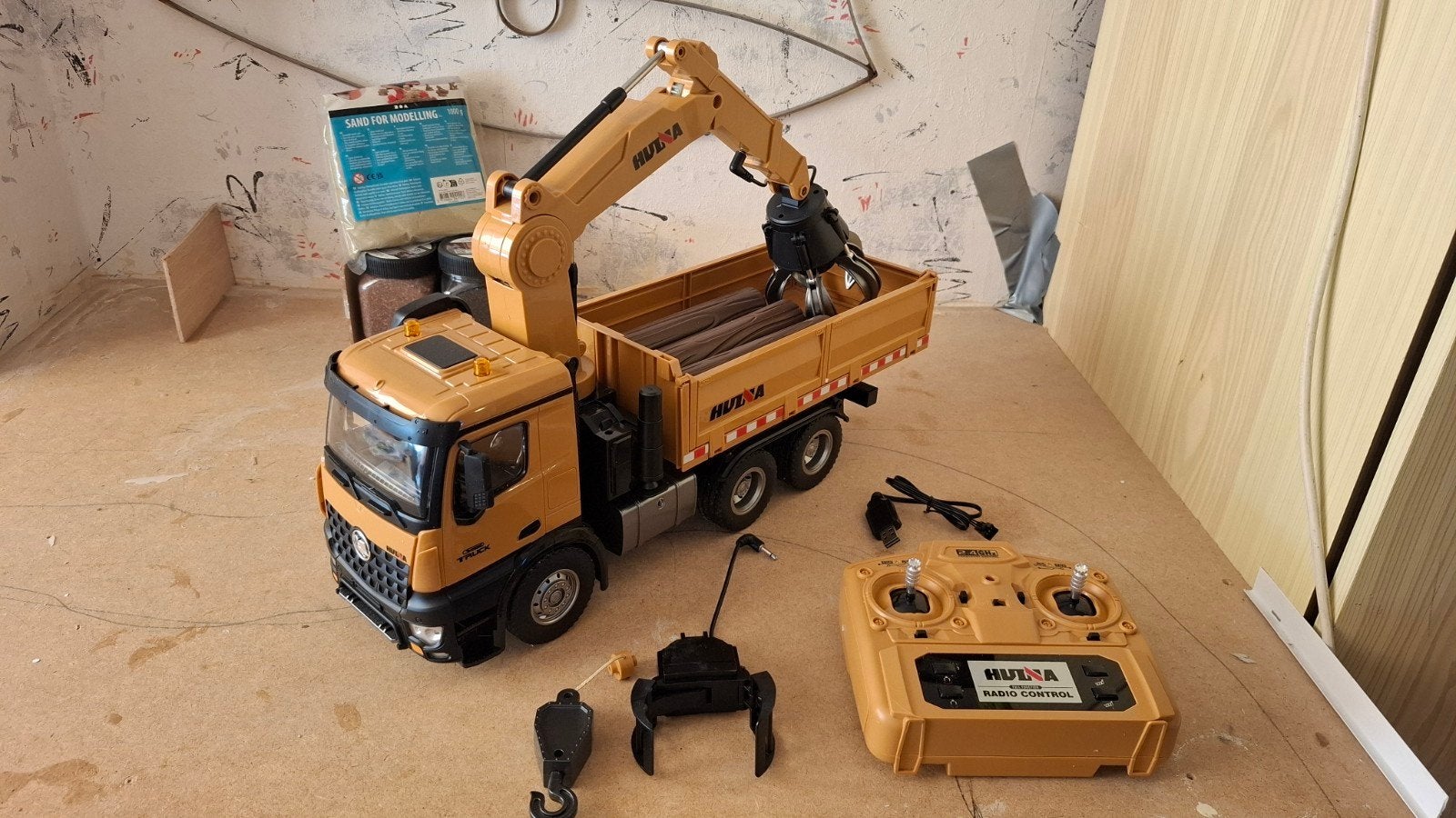 Huina 1/14 Timber Grab 8-Wheeler dump truck, Elektro, Schaal 1:14, Nieuw, Ophalen of Verzenden