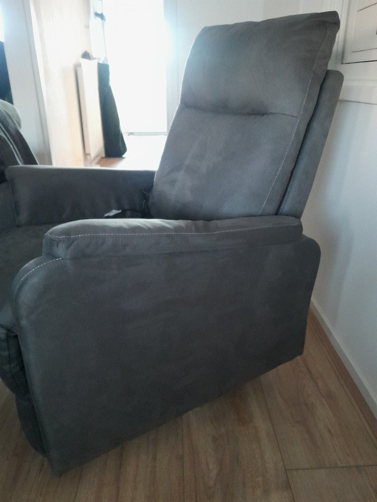 Elektrische relaxfauteuil - zo goed als nieuw, smal model, Huis en Inrichting, Fauteuils, Zo goed als nieuw, Leer, Stof, Minder dan 50 cm