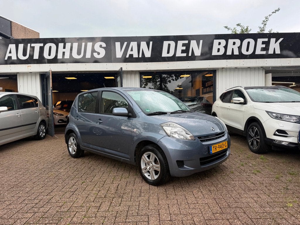 Daihatsu Sirion 2 1.3-16V Comfort|MOMO|Airco|Trekhaak|Lmv|El, Auto's, Daihatsu, Voorwielaandrijving, Stof, Gebruikt, 4 cilinders