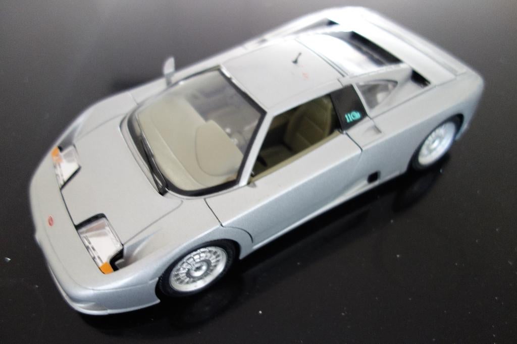 Modelauto Bugatti 11GB zilver  1:18, Hobby en Vrije tijd, Modelauto's | 1:18, Ophalen of Verzenden, Zo goed als nieuw, Bburago
