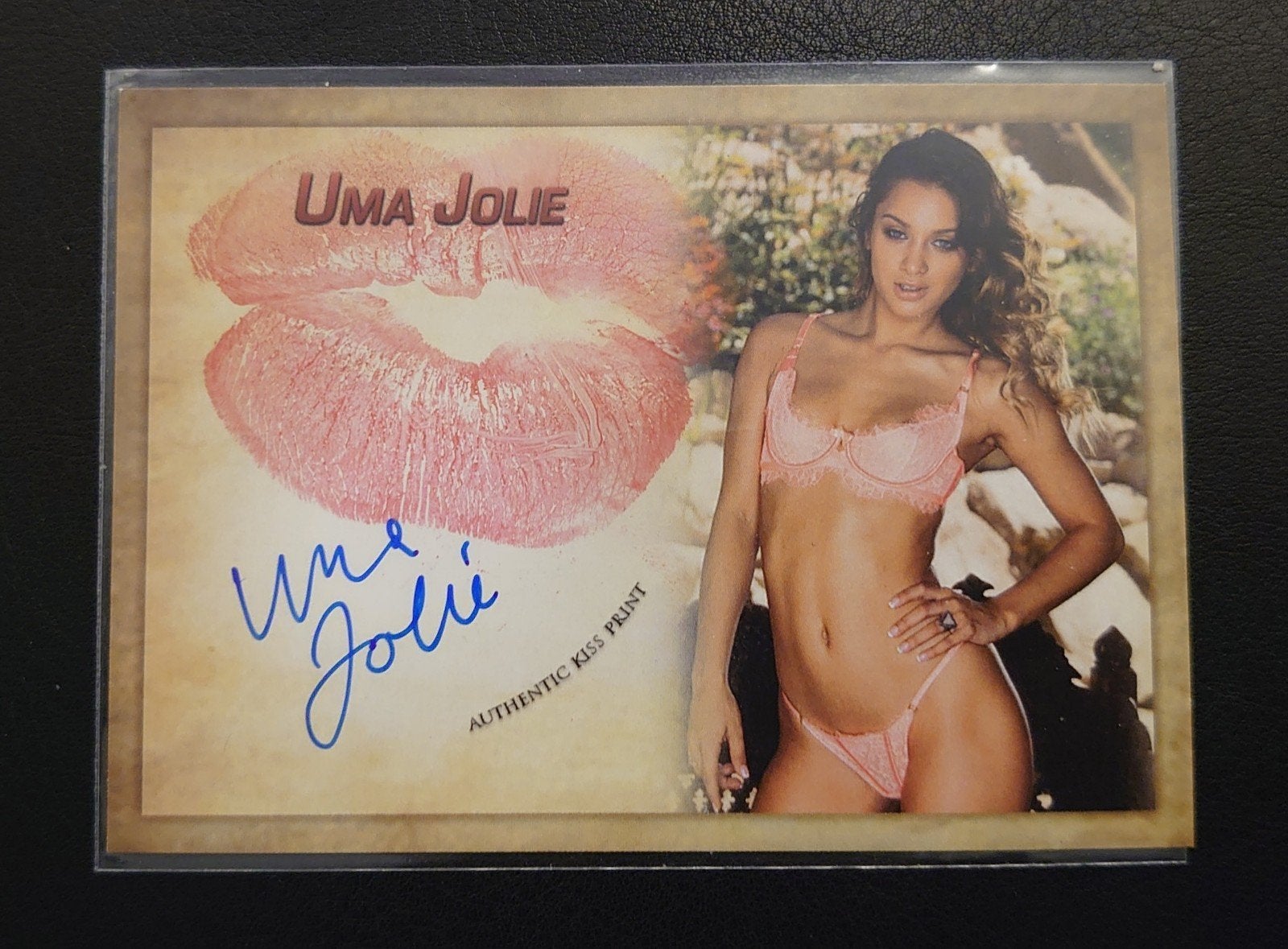 Uma Jolie Kiss Card, Verzenden