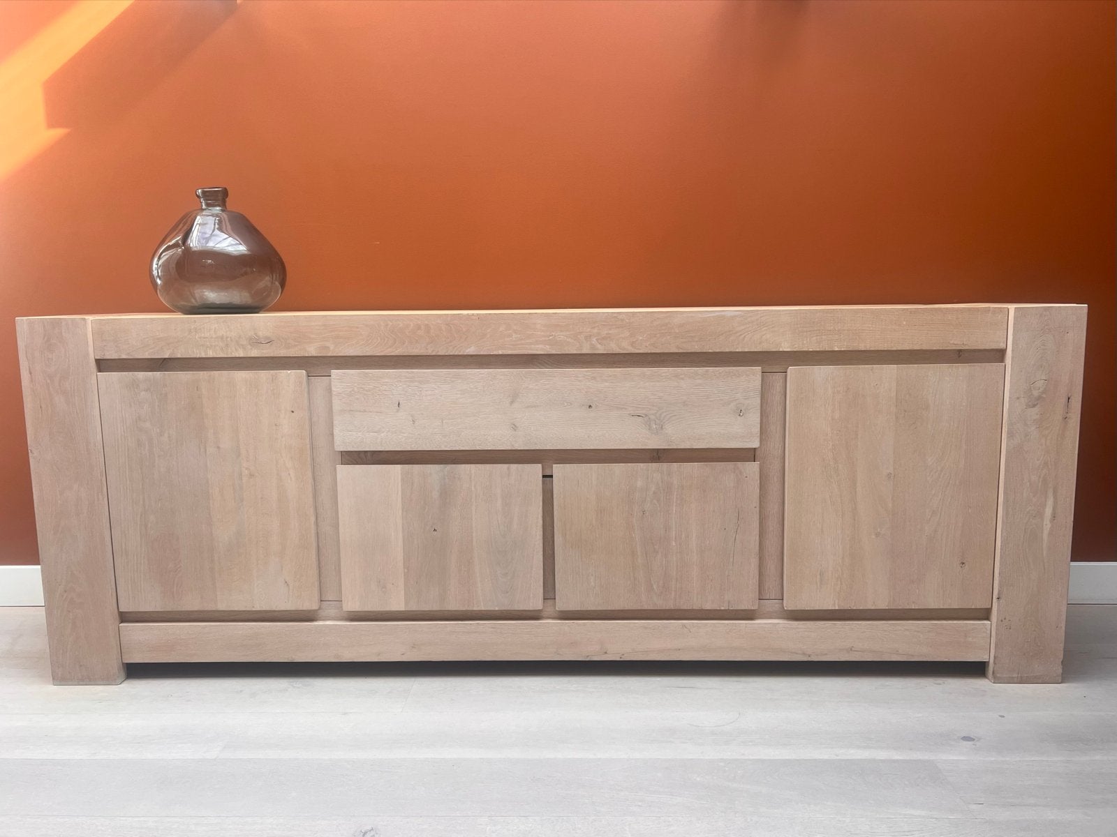 Foto 2 van Houten dressoir met lades en deuren - lichte beschadigi