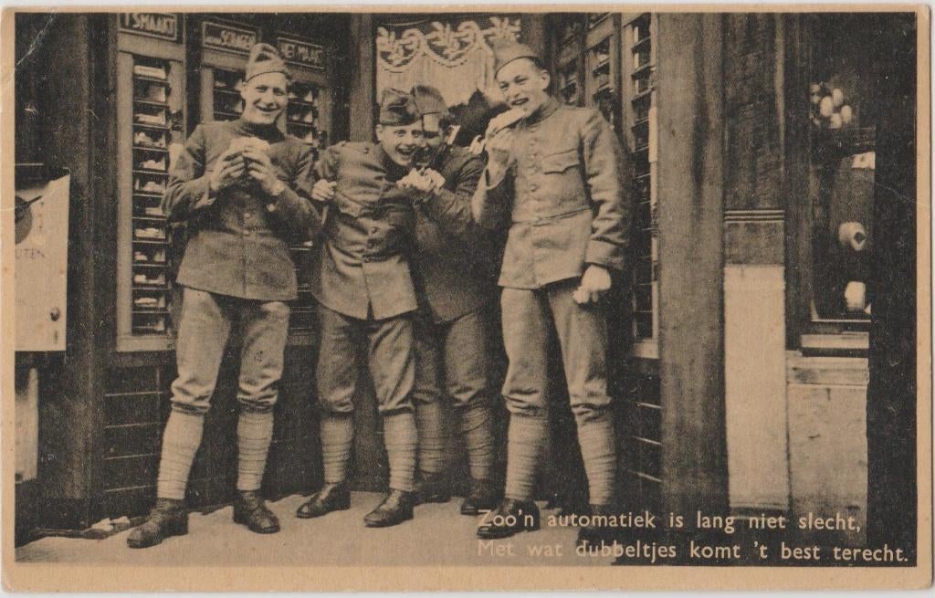 oude ansicht soldaten bij automatiek soldaat kleding leger, Ophalen of Verzenden, 1940 tot 1960, Ongelopen, Politiek en Historie