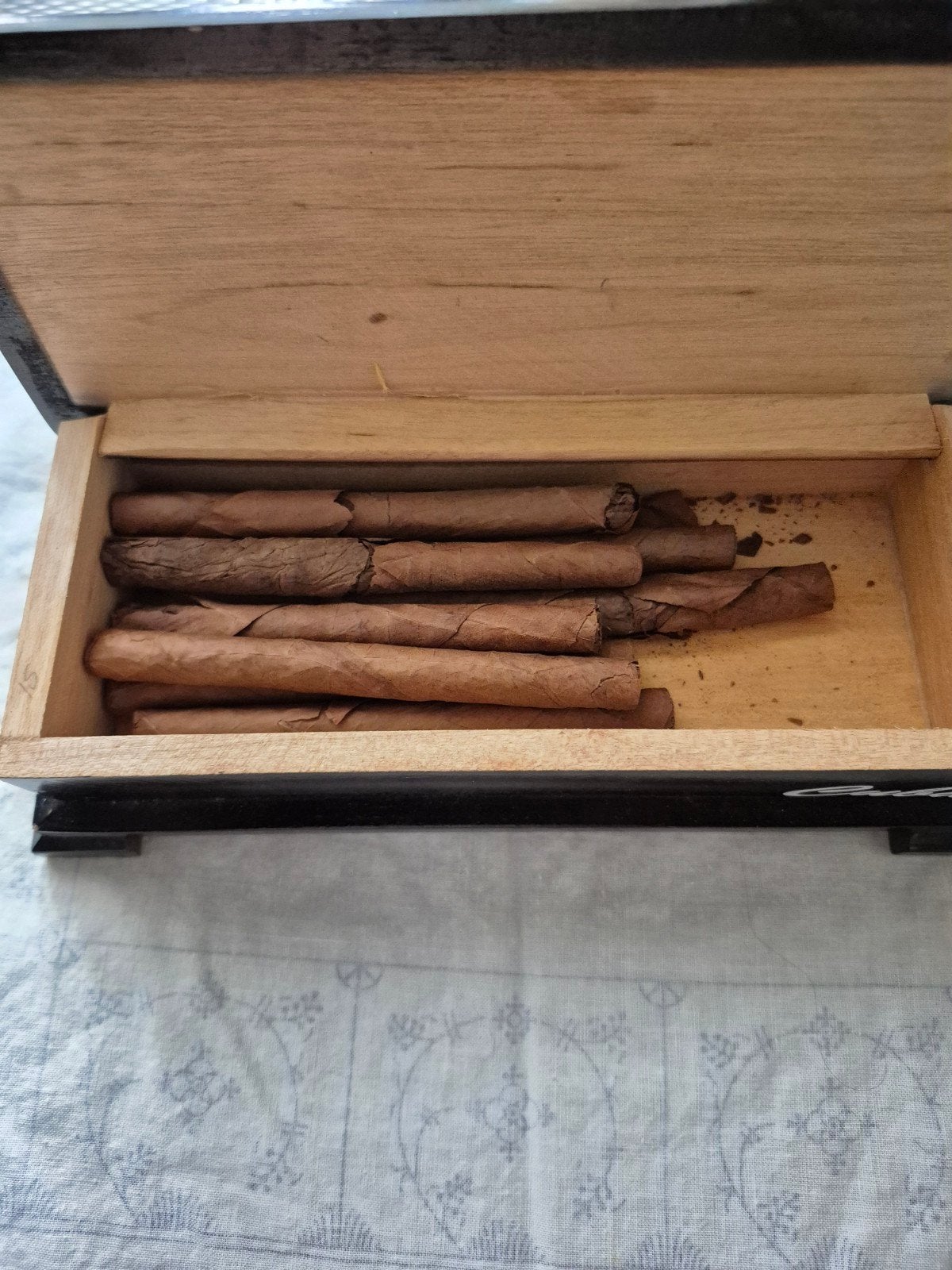 Sigaren doos met sigaren, Verzamelen, Rookartikelen, Aanstekers en Luciferdoosjes, Ophalen, Tabaksdoos of Verpakking