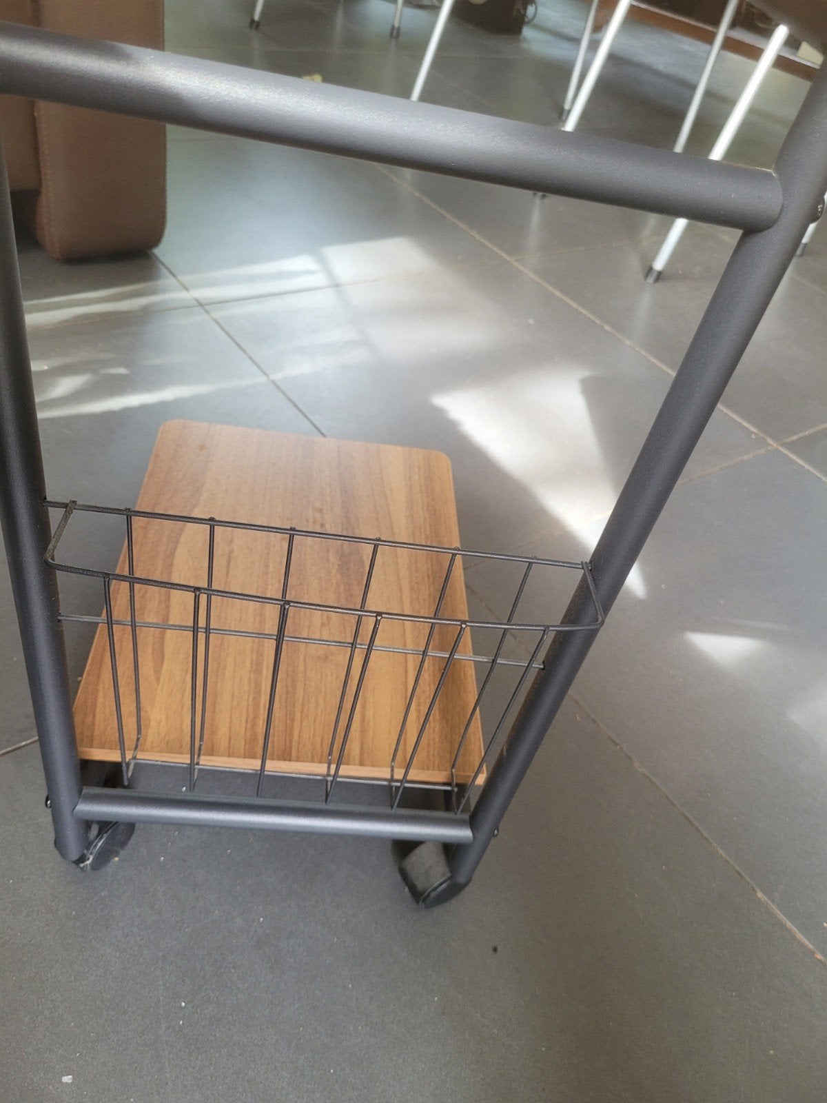 Handig karretje met tijdschriftenrekje, zo goed als nieuw, 55 tot 75 cm, Zo goed als nieuw, Rechthoekig, Hout