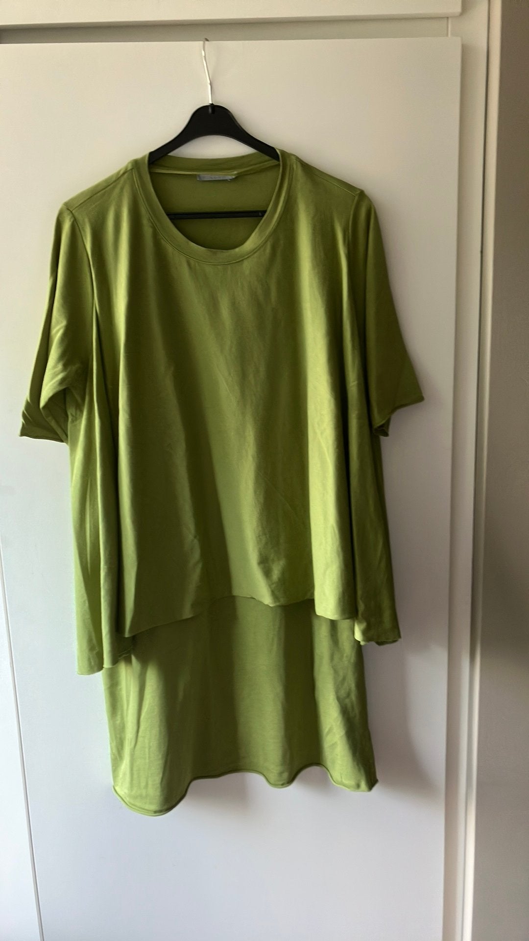 COS. Groene jurk.  Voorkant losvallende bovenlaag. Maat L, Maat 42/44 (L), Ophalen of Verzenden, Zo goed als nieuw, Onder de knie