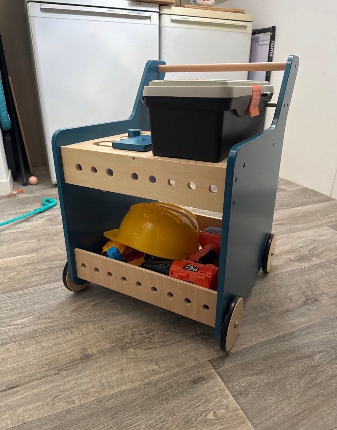 Houten werkbank / loopwagen met gereedschap en helm, Ophalen, Gebruikt, Jongen of Meisje
