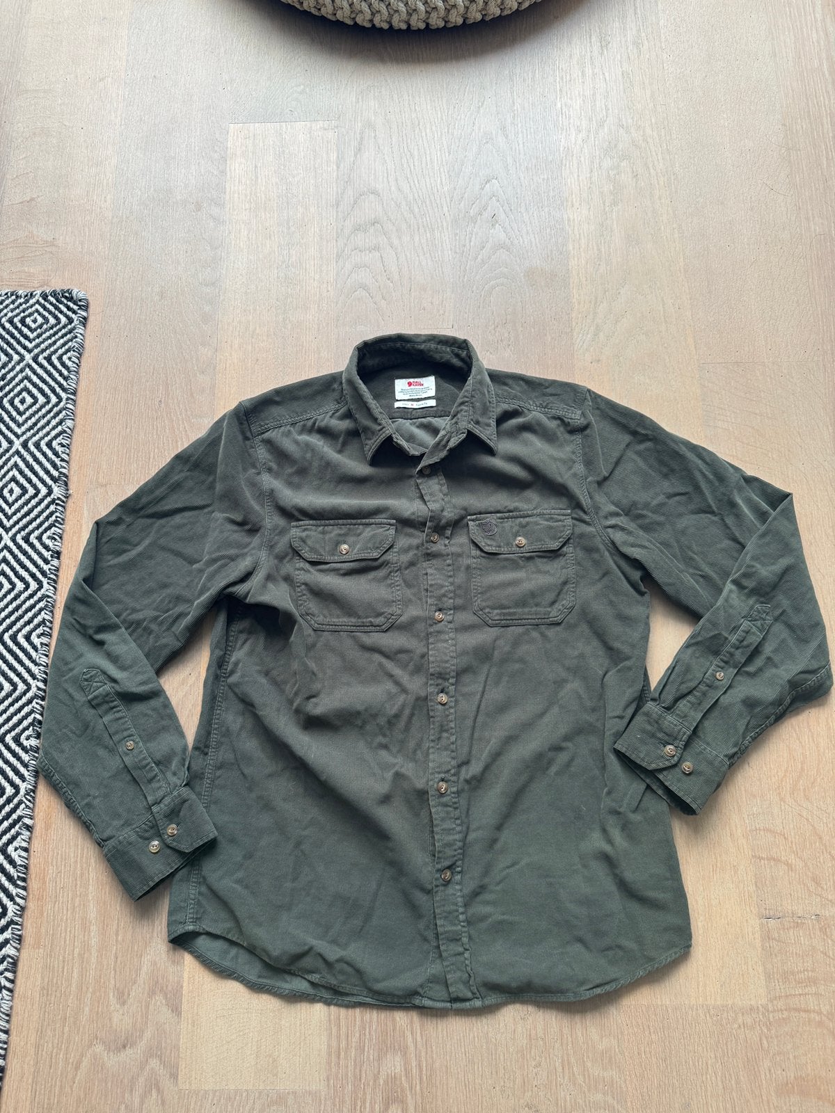 Prachtige Fjallraven cord shirt  maat m  Kleur groen, Kleding | Heren, Overhemden, Ophalen of Verzenden, Zo goed als nieuw, Groen