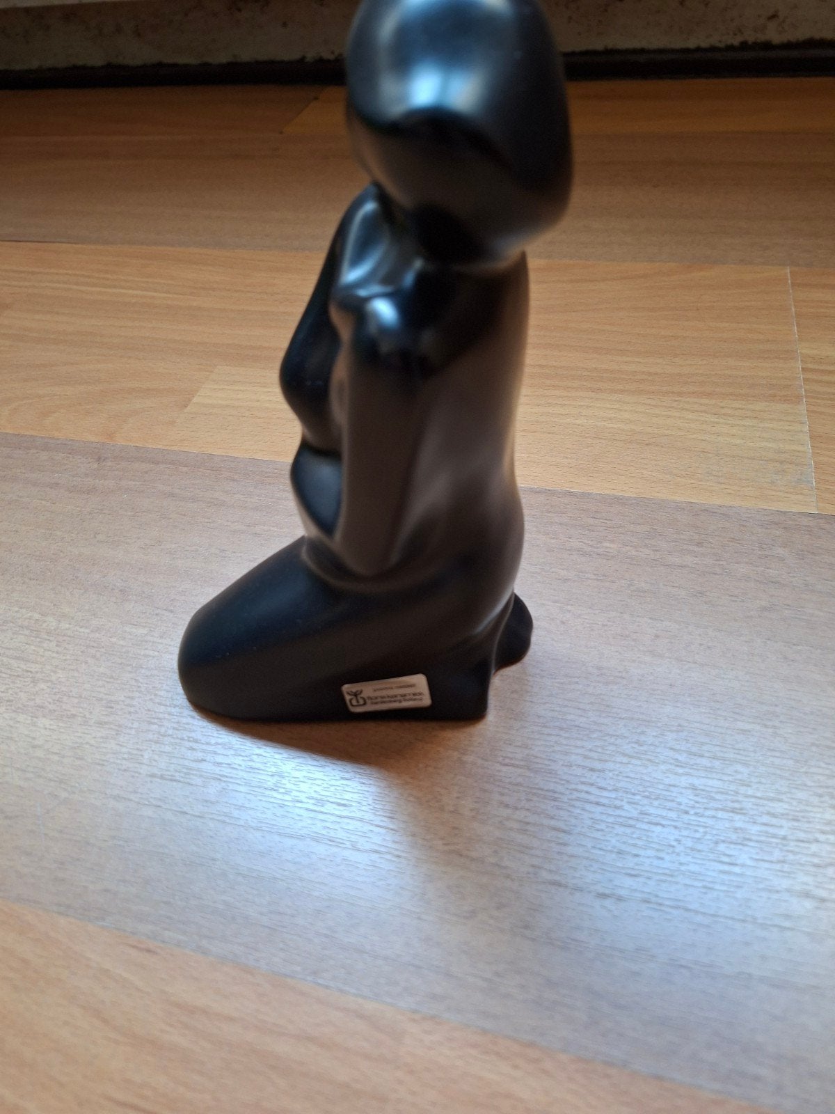Zwart beeld van een knielende vrouw met kind, Minder dan 20 cm, Ophalen of Verzenden, Zwart, Steen of Keramiek