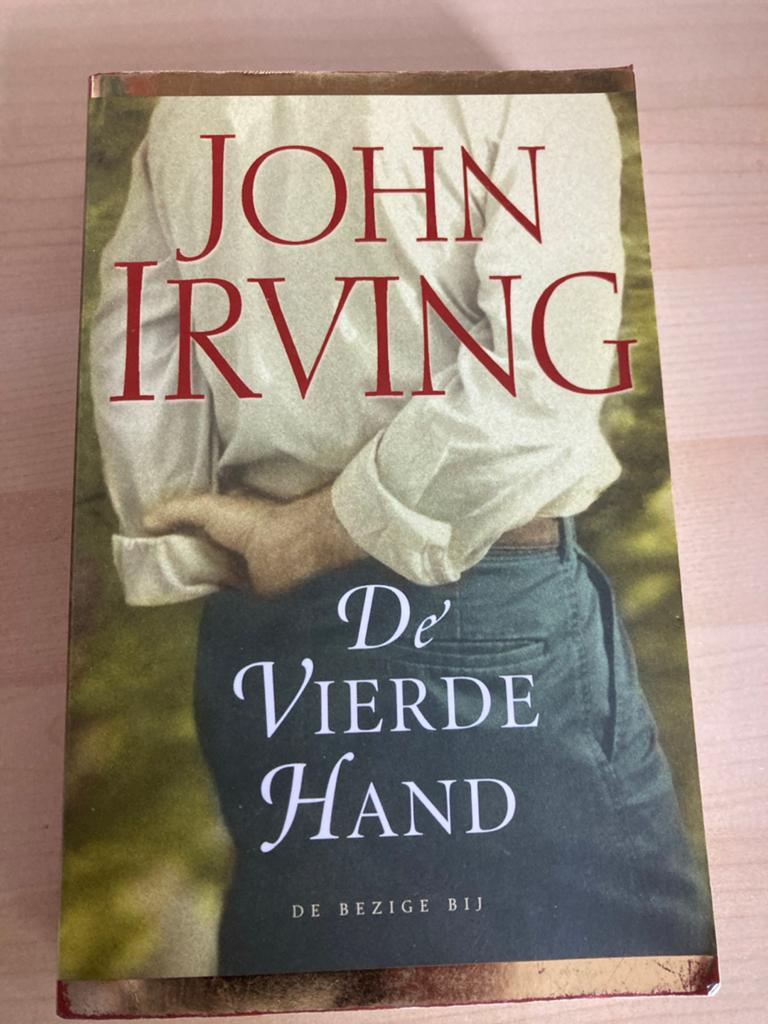De Vierde Hand - John Irving (Paperback), Boeken, Ophalen of Verzenden, Zo goed als nieuw