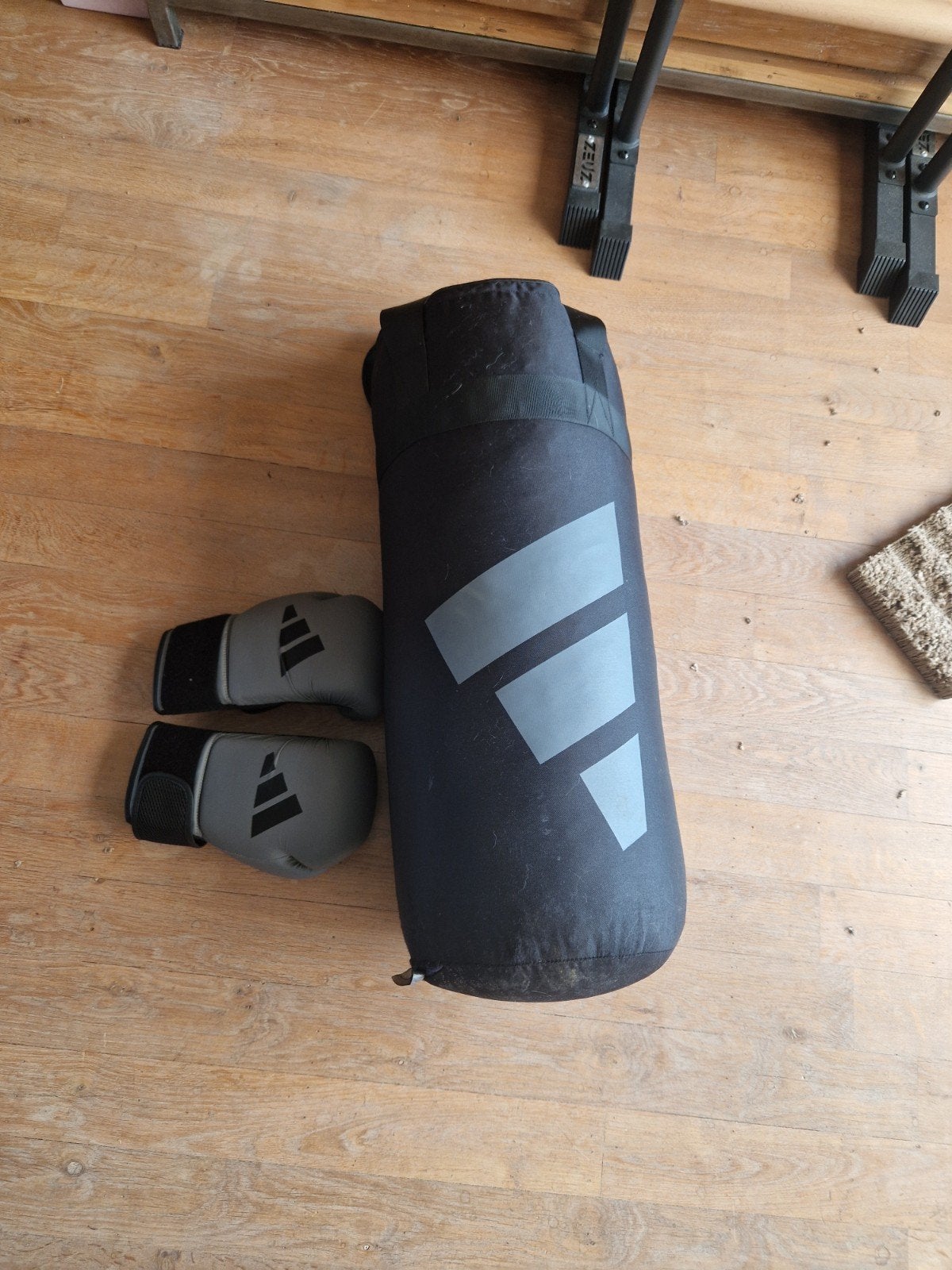 Adidas boxbal inclusief boxbal handschoenen, Ophalen, Zo goed als nieuw, Bokshandschoenen