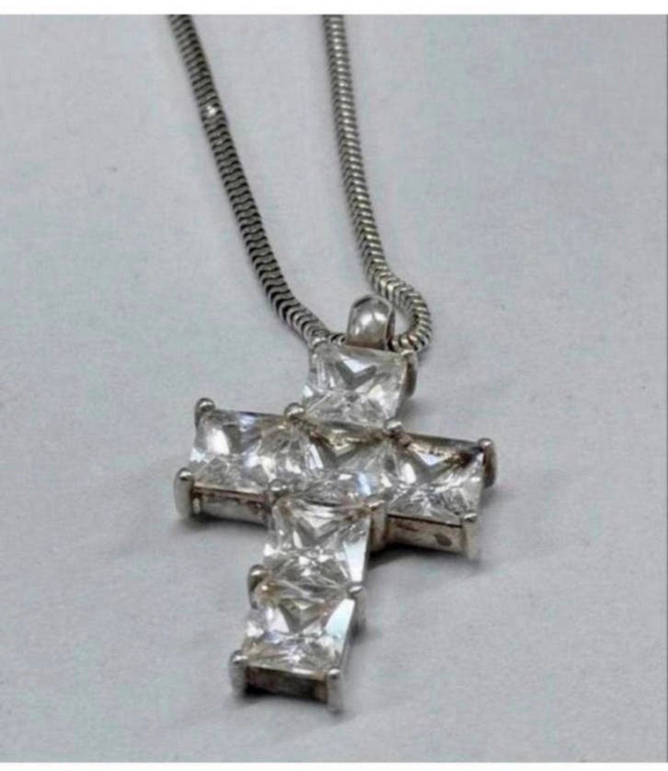 Prachtige kruisketting + 6 briljanten stenen, religie geloof, Ophalen of Verzenden, Zo goed als nieuw, Sieraad, Christendom | Katholiek