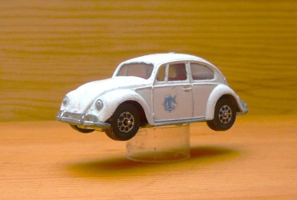 Corgi 373 VW 1200 Politie NL helaas door vering gezakt., Hobby en Vrije tijd, Modelauto's | 1:43, Ophalen of Verzenden, Gebruikt