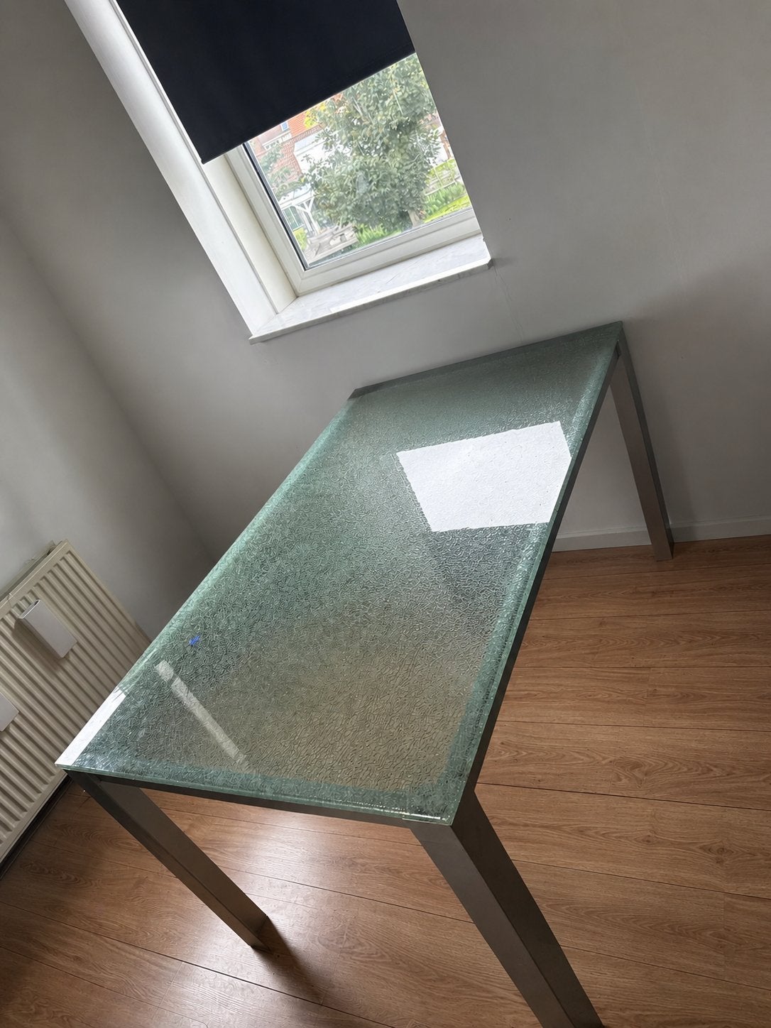 Moderne glazen eettafel met metalen onderstel, Ophalen, Gebruikt, 100 tot 150 cm, 50 tot 100 cm