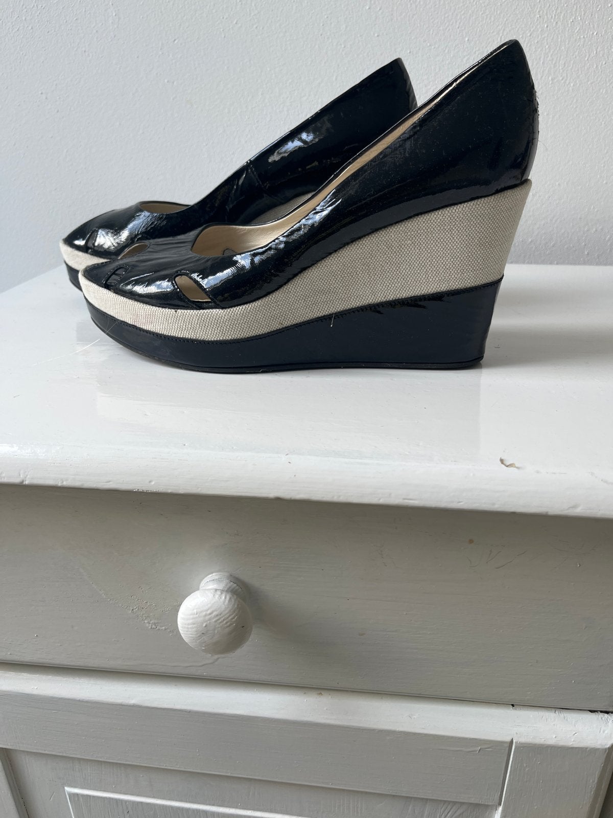 Zwarte Lakleren Peep-Toe sandalen,hakhoogte 5,7 cm. Mt 41, Zwart, Ophalen of Verzenden, Zo goed als nieuw, Schoenen met hoge hakken
