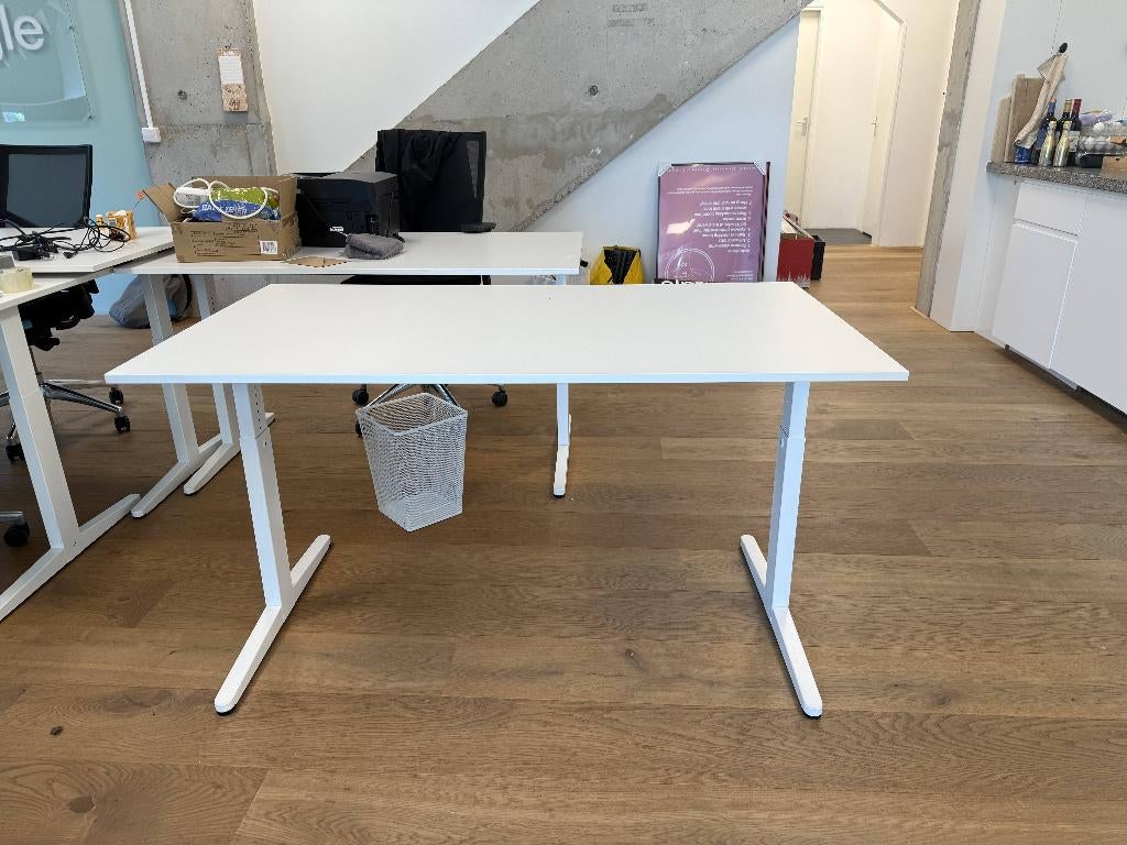 Ahrend Kantoorbureaus (6 beschikbaar) (manueel verstelbaar), Ophalen, In hoogte verstelbaar, Zo goed als nieuw, Computerbureau