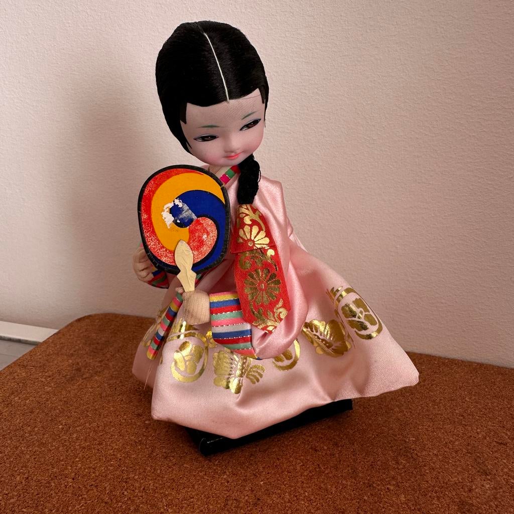 Koreaanse pop in traditionele Hanbok kleding met waaier, Verzamelen, Poppen, Ophalen of Verzenden, Zo goed als nieuw, Pop