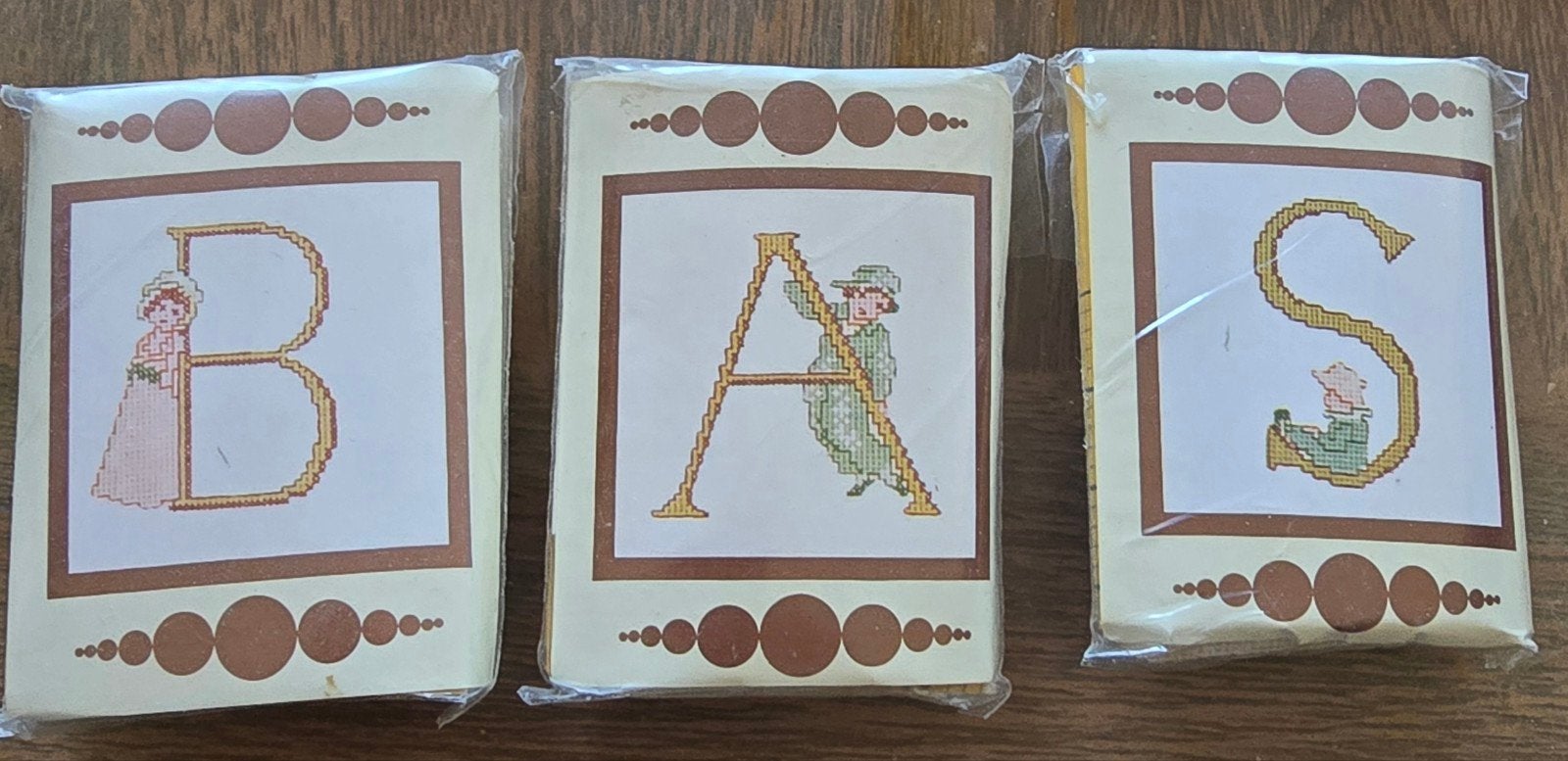 27 pakketjes letters om te borduren, vintage , compleet excl, Ophalen
