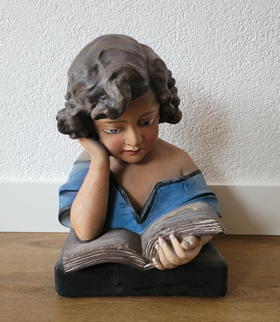 Vintage gipsen beeld van lezend kind H 30 cm., Antiek en Kunst, Kunst | Beelden en Houtsnijwerken, Ophalen of Verzenden