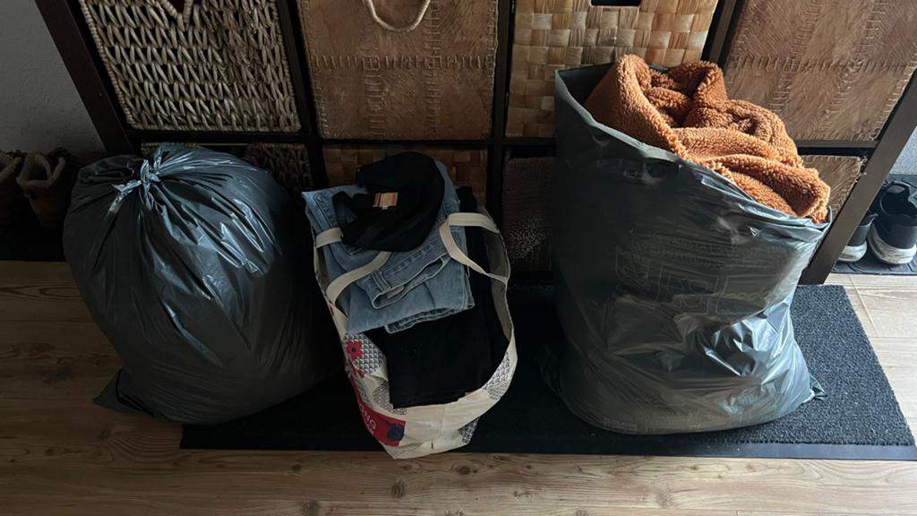 Grote zakken met diverse kleding en textiel, Ophalen, Gedragen