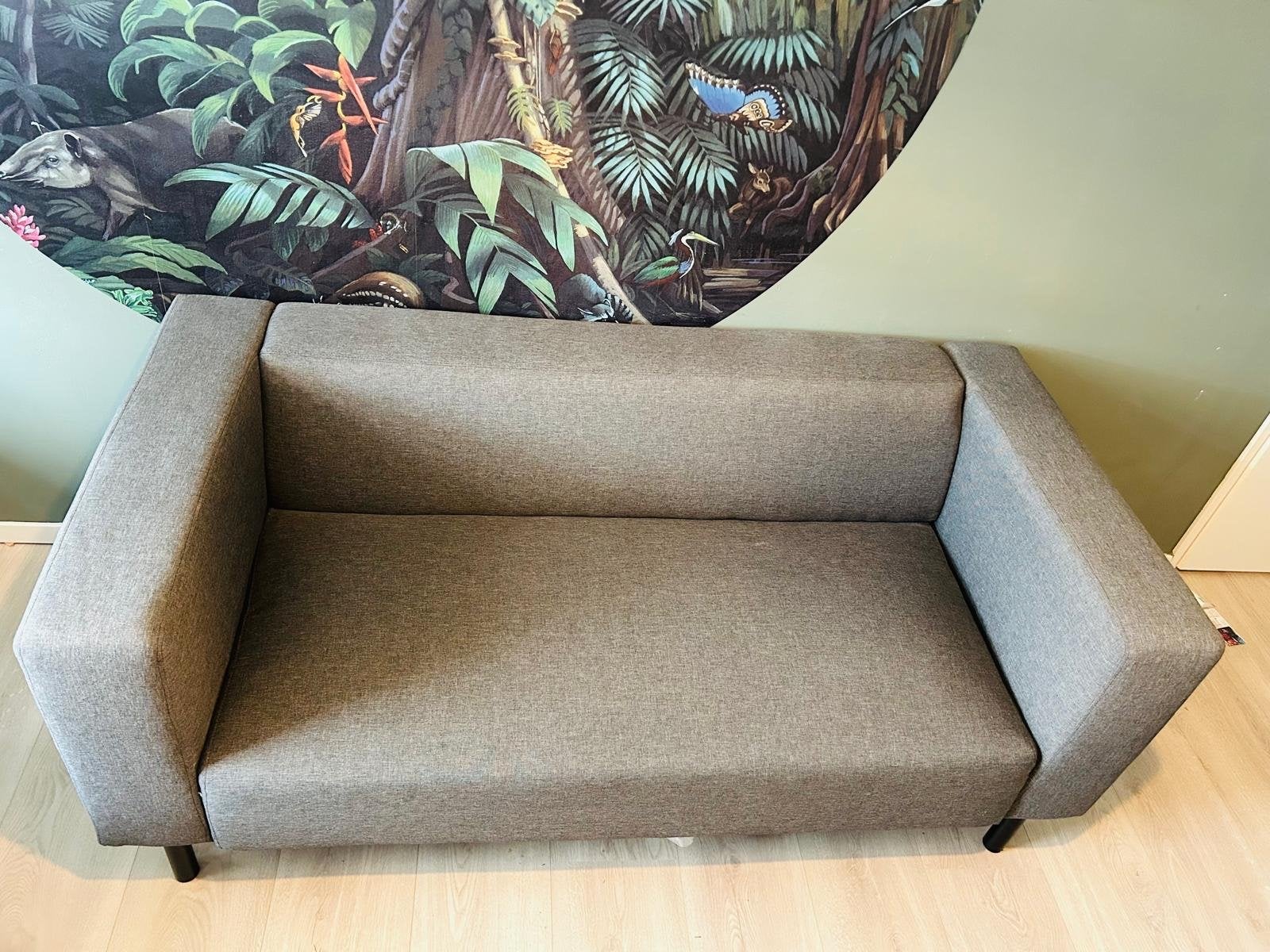Comfortabele grijze tweezitsbank, Huis en Inrichting, Banken | Bankstellen, Ophalen, Gebruikt, 150 tot 200 cm, Tweepersoons