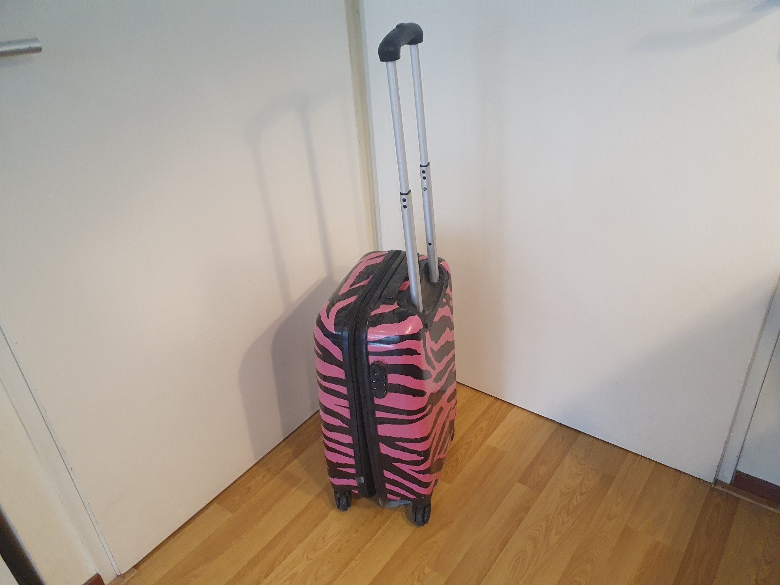 Gratis zebraprint trolley met kapotte rits, Ophalen, 40 tot 60 cm, Wieltjes, Gebruikt