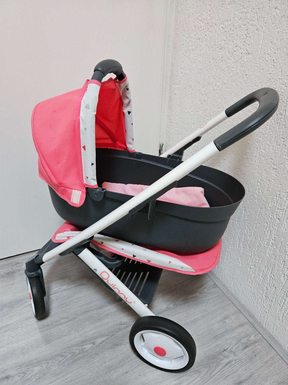 Quinny Babypopwagen - Roze/Grijs, Kinderen en Baby's, Speelgoed | Poppen, Ophalen, Zo goed als nieuw, Babypop