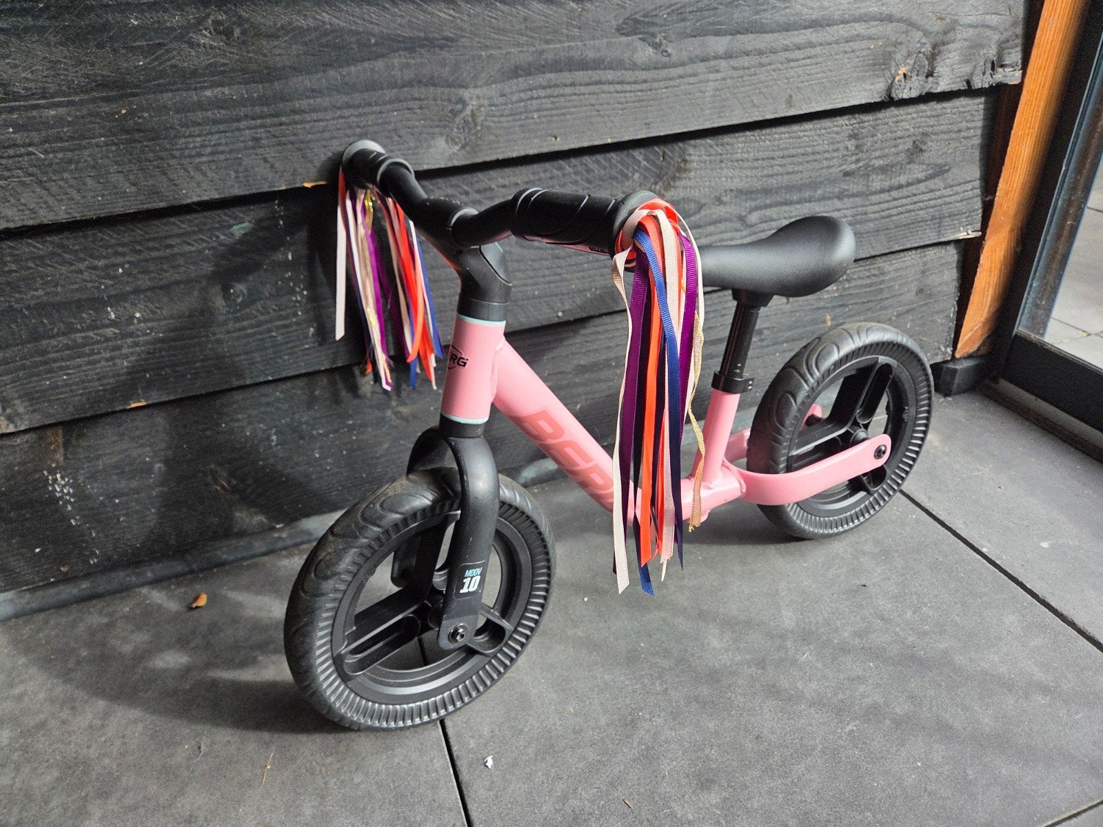 Berg Moov Loopfiets 10 inch - Roze met stuurslingers, Ophalen, Gebruikt, Loopfiets