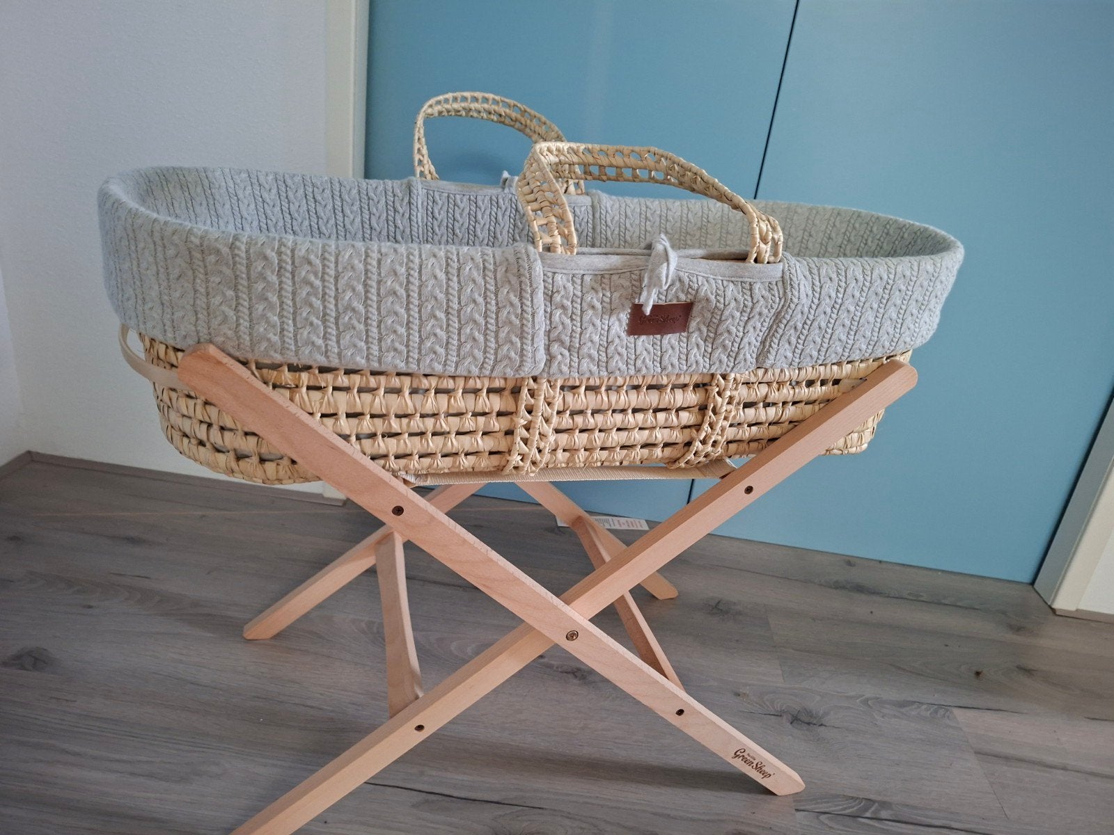 The little green sheep mozes wieg met standaard, Kinderen en Baby's, Babywiegjes en Ledikanten, Ophalen, Zo goed als nieuw, Wieg