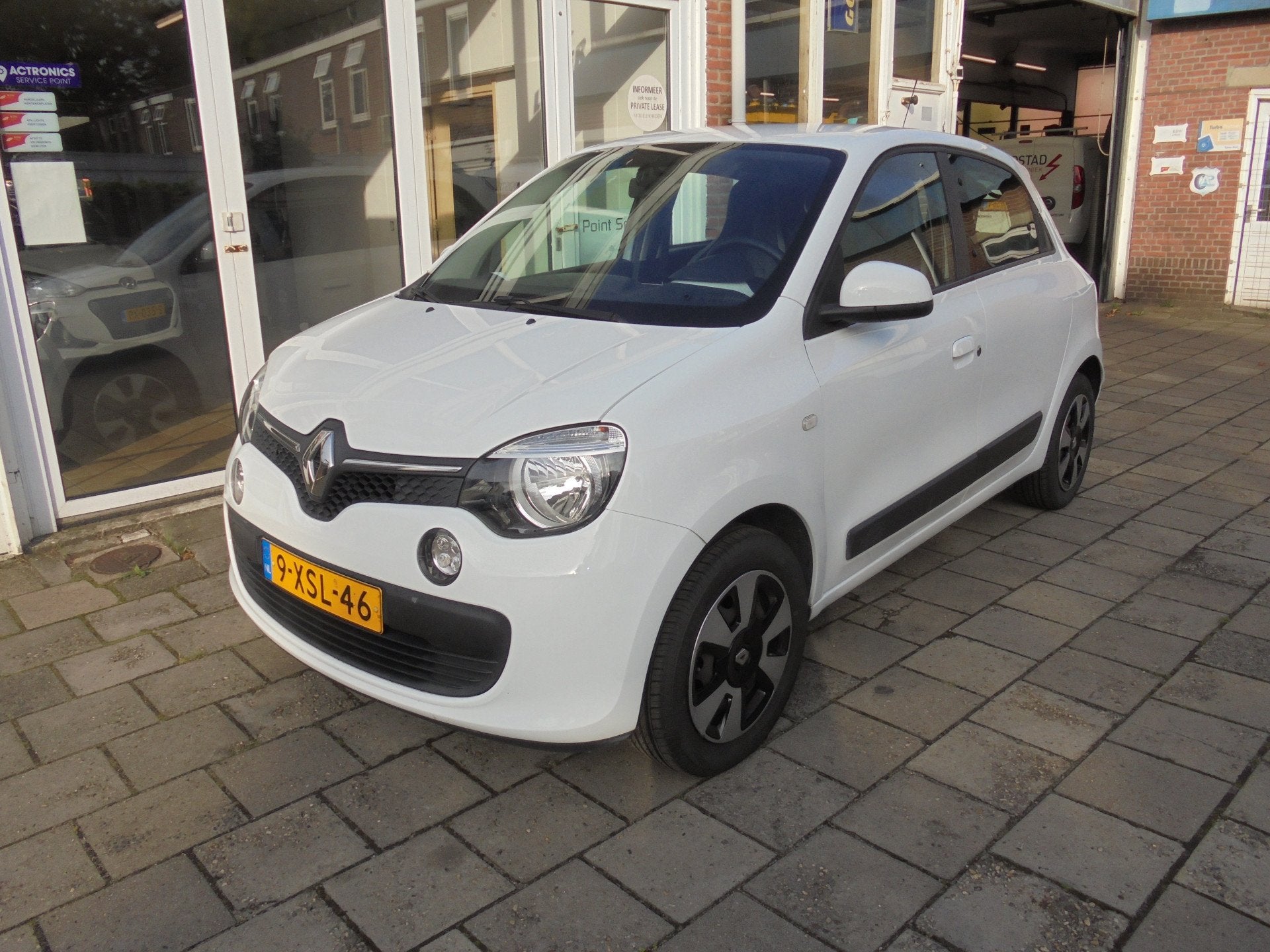 Renault Twingo 1.0 SCe Expression Airco (bj 2014), Auto's, Gebruikt, Euro 6, 4 stoelen, Wit