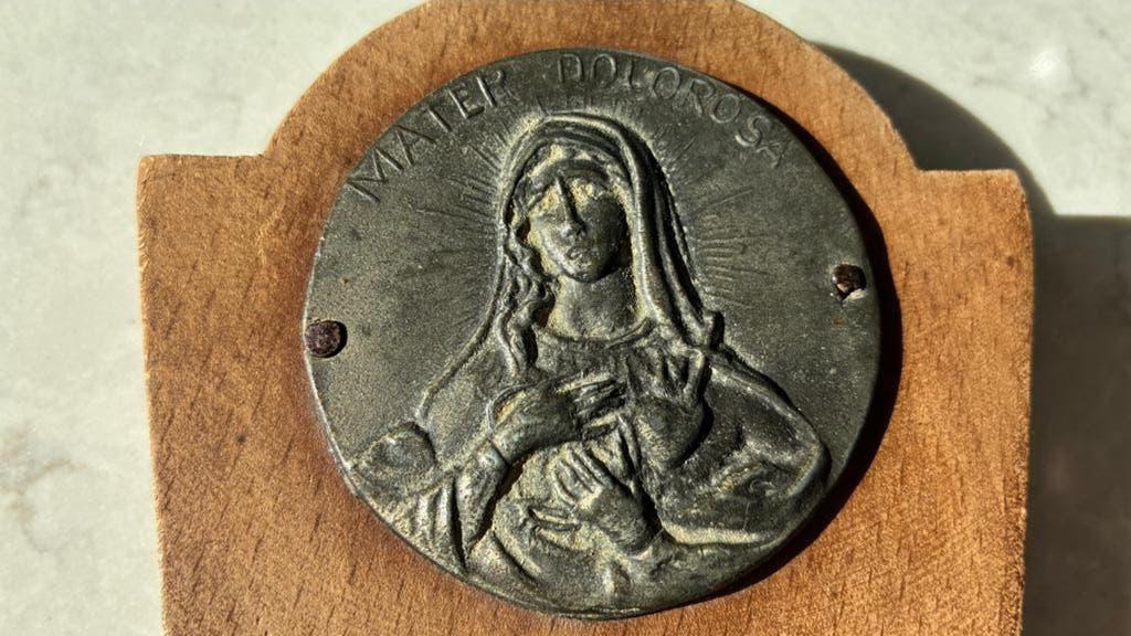 Origineel Wijwaterbakje met Mater Dolorosa Medaillon, Ophalen of Verzenden