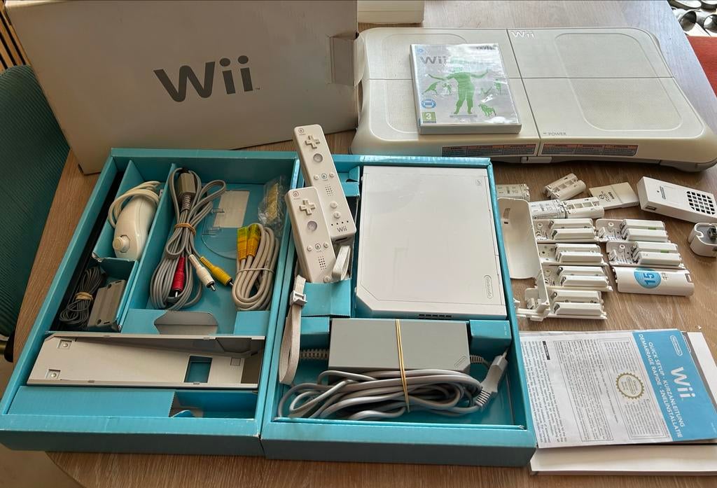 Nintendo Wii Compleet (in doos), Wii Fit Plus en Board, Spelcomputers en Games, Ophalen, Gebruikt, Met 2 controllers, Met games