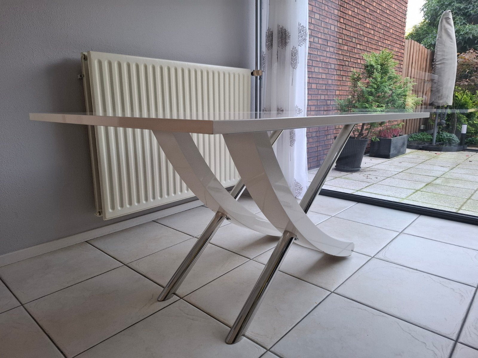Elegante eettafel met wit blad en 4 zwarte stoelen, Ophalen, 50 tot 100 cm, 150 tot 200 cm, Vier personen