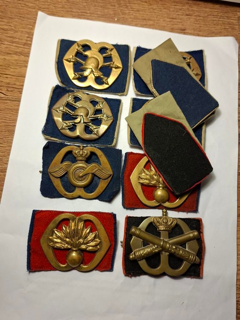 Oud modellen baret emblemen en schouderstukken, Ophalen of Verzenden, Landmacht, Nederland, Embleem of Badge