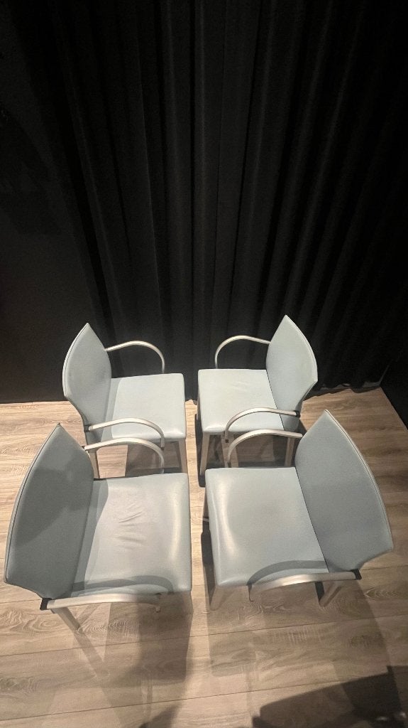 Leolux set van 4 moderne lichtblauwe stoelen, Ophalen, Gebruikt, Blauw, Metaal