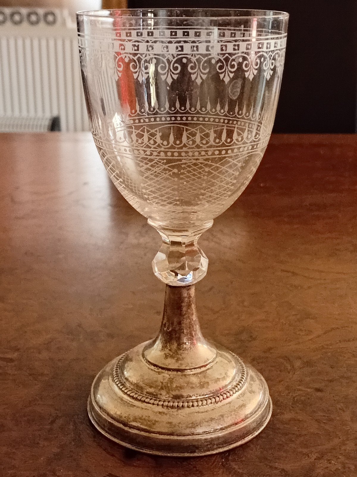 Antiek gegraveerd glas met verzilverde voet, Antiek en Kunst, Antiek | Glas en Kristal, Ophalen