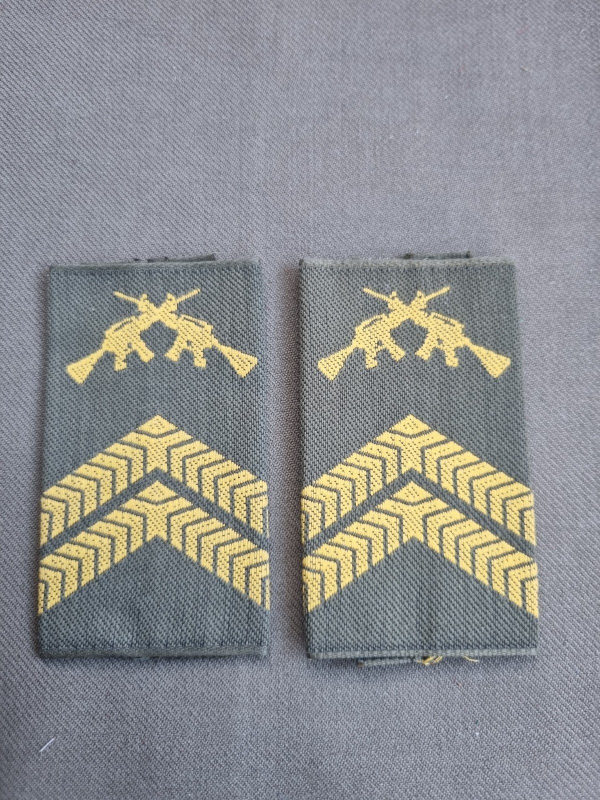 rangen gvt korporaal 1ste klasse olk (gele wapens), Verzamelen, Ophalen of Verzenden, Landmacht, Nederland, Embleem of Badge