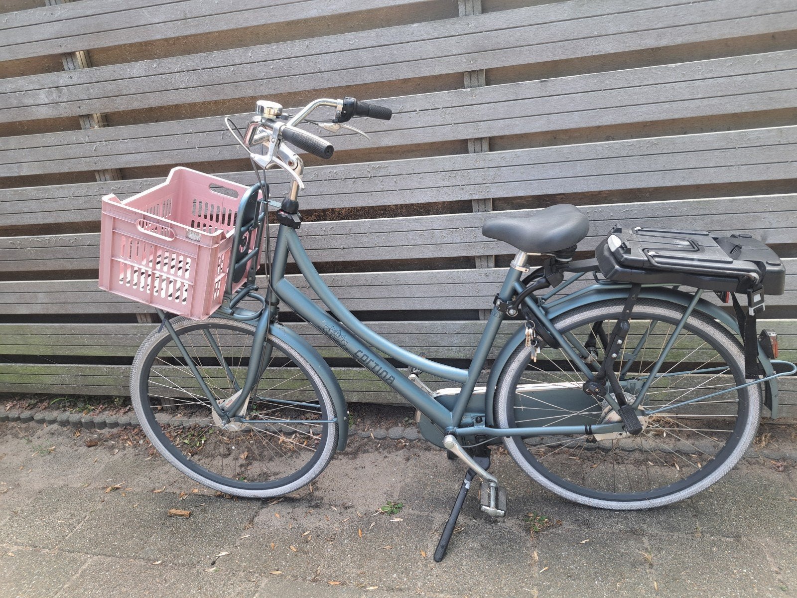 Cortina Mamafiets met inklapstoeltje en roze krat, Zo goed als nieuw, Mandje, Schijfrem, 1 zitje