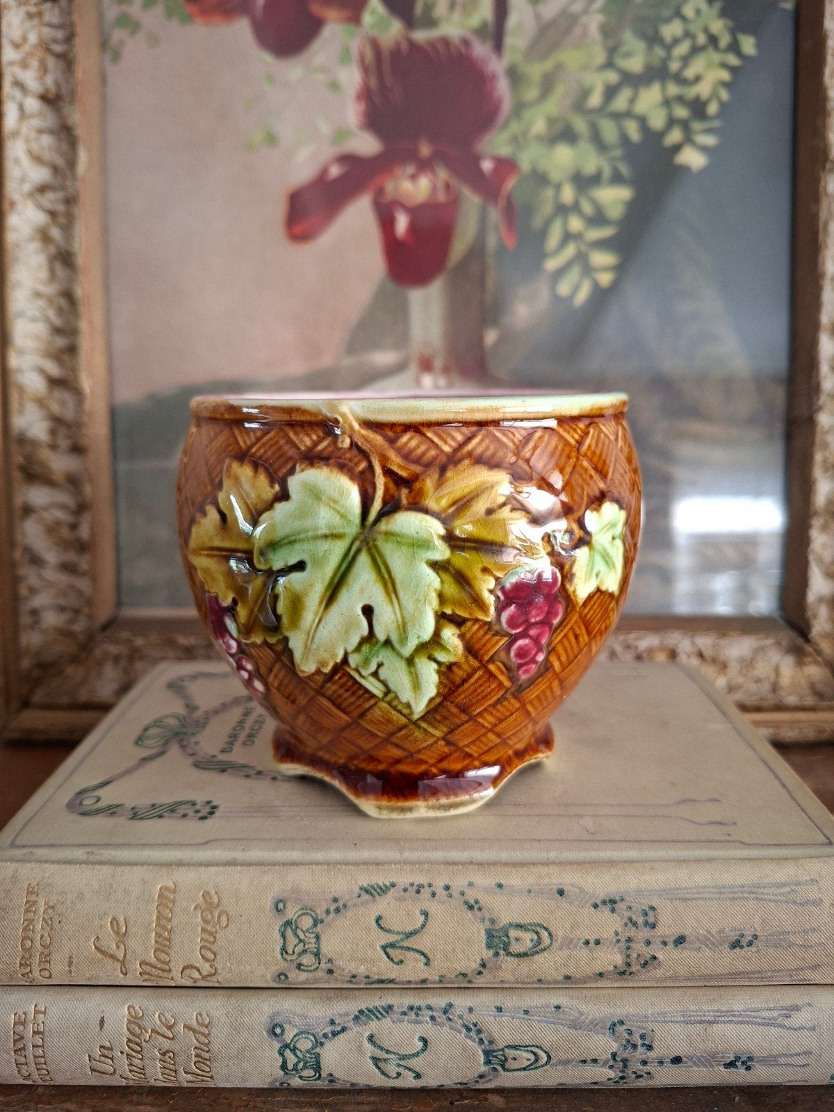 Antieke Barbotine Bloempot met Druivenmotief Toen was geluk, Ophalen of Verzenden