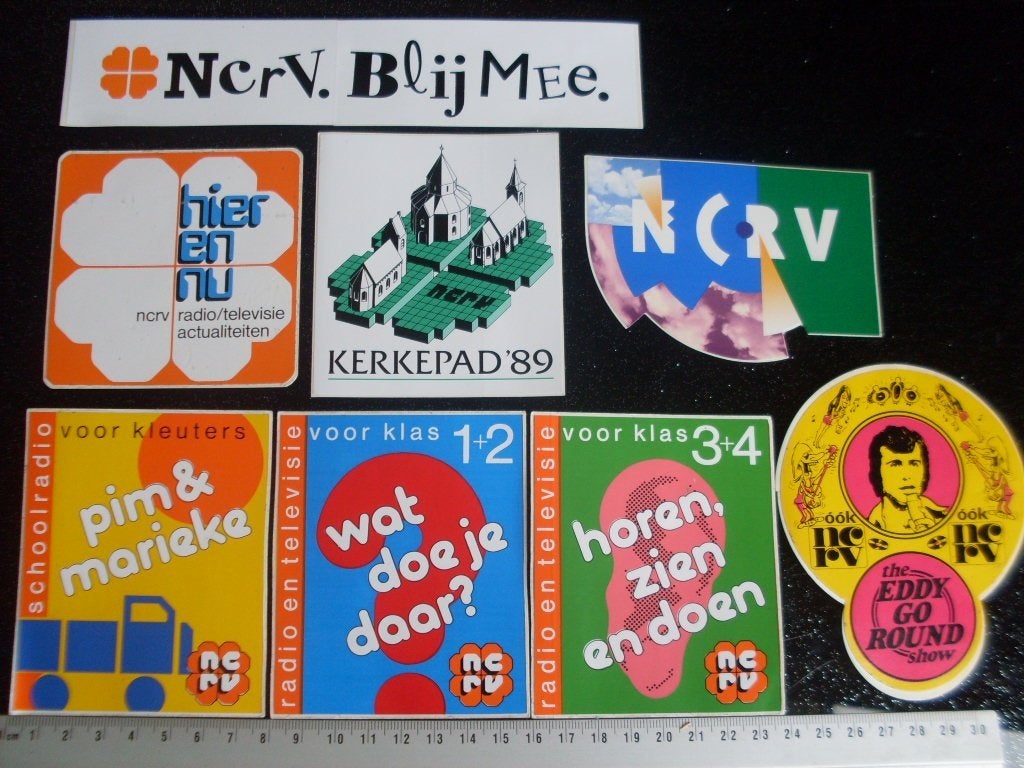 29x sticker NCRV gids tv programma's vintage, Verzamelen, Stickers, Zo goed als nieuw, Film, Tv of Omroep, Verzenden