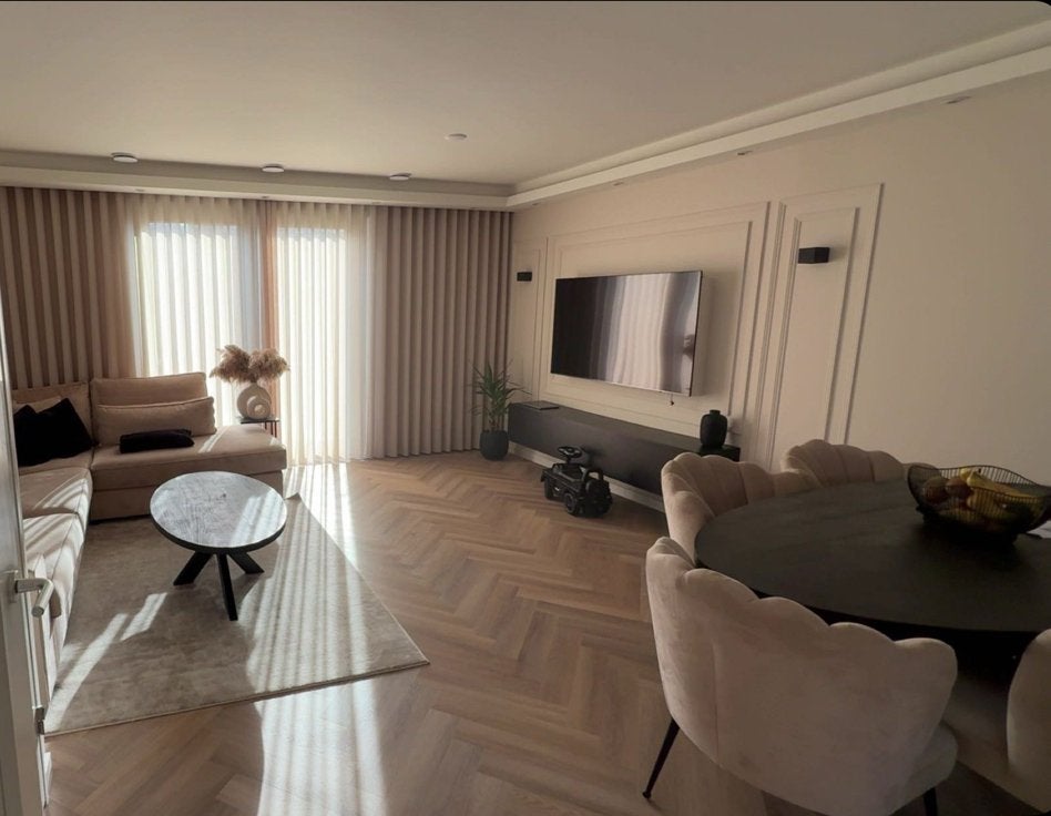 Bijpassende eettafel, salontafel en tv kast te koop!, Huizen en Kamers, Kamers te huur