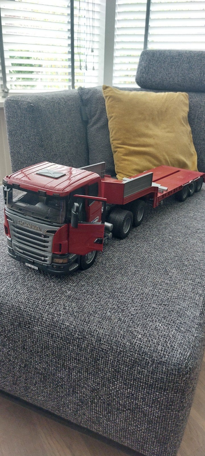 BRUDER SCANIA VRACHTWAGEN MET OPLEGGER., Ophalen, Zo goed als nieuw