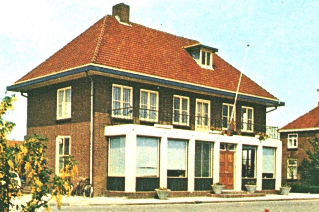 993236 Giessenburg ZH 1974 Gemeentehuis Gelopen, Verzamelen, Ansichtkaarten | Nederland, Ophalen of Verzenden, 1960 tot 1980, Gelopen