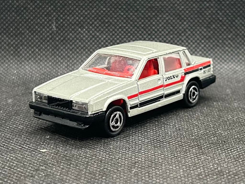 Majorette Volvo 760 GLE 1:64, Hobby en Vrije tijd, Modelauto's | Overige schalen, Verzenden, Zo goed als nieuw, Bus of Vrachtwagen