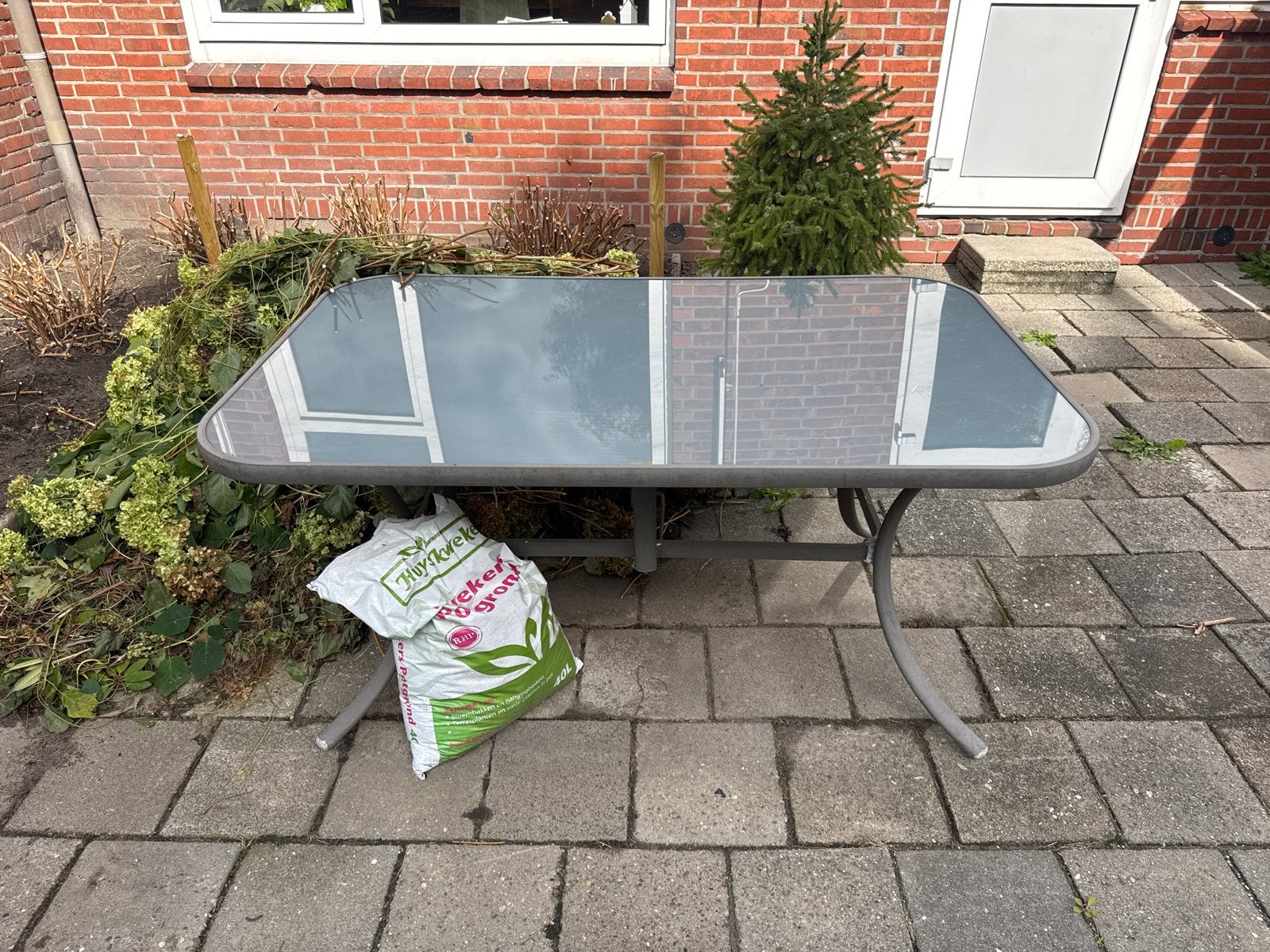 Tuintafel met glazen blad en ijzeren onderstel, Ophalen, Gebruikt, Rechthoekig, Metaal