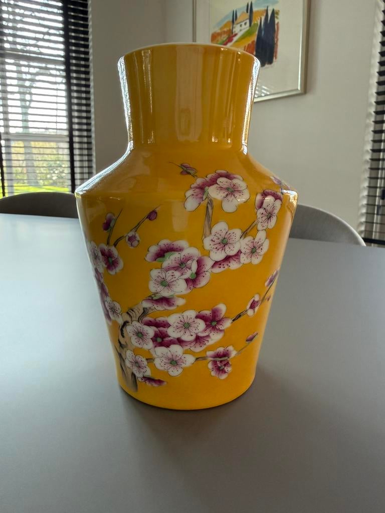 Leuke gele vaas met bloesemtak, Geel, Aardewerk of Porselein, Ophalen of Verzenden, Zo goed als nieuw