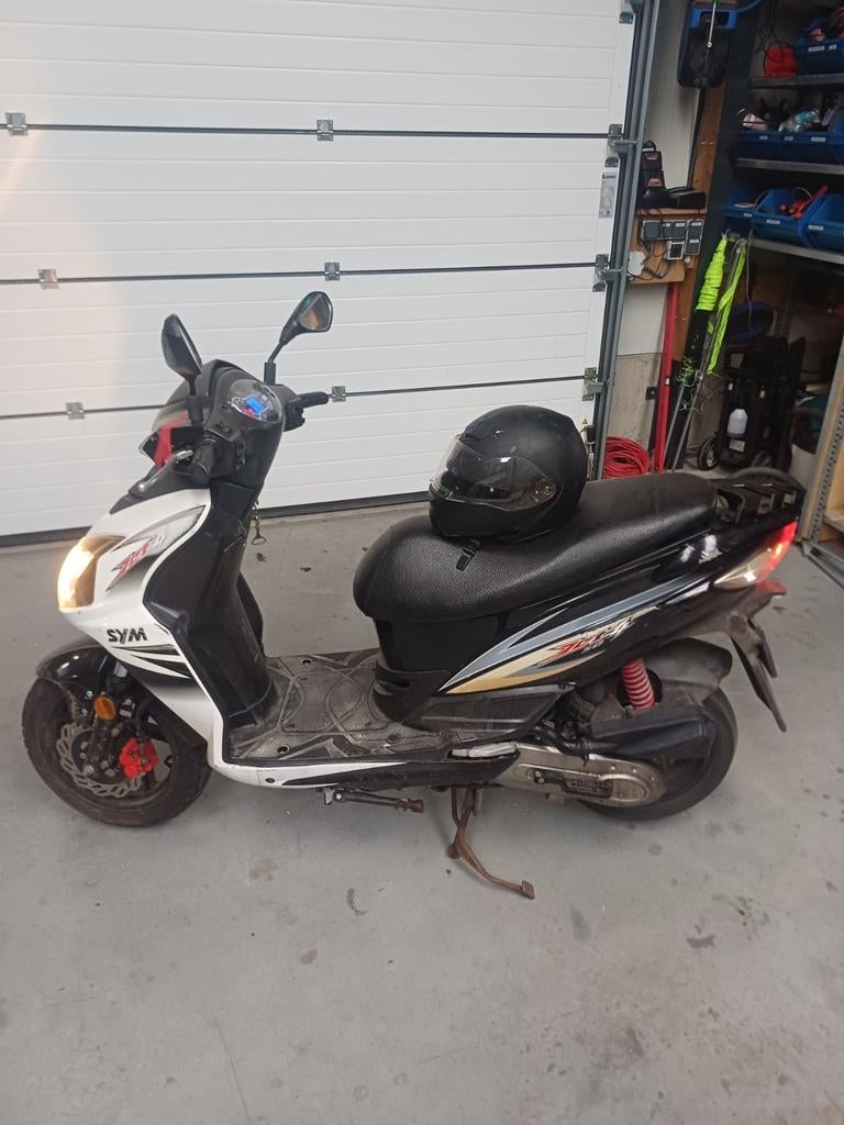 Scooter Sym Jet 4 incl helm weinig km!, Ophalen, Gebruikt, Benzine