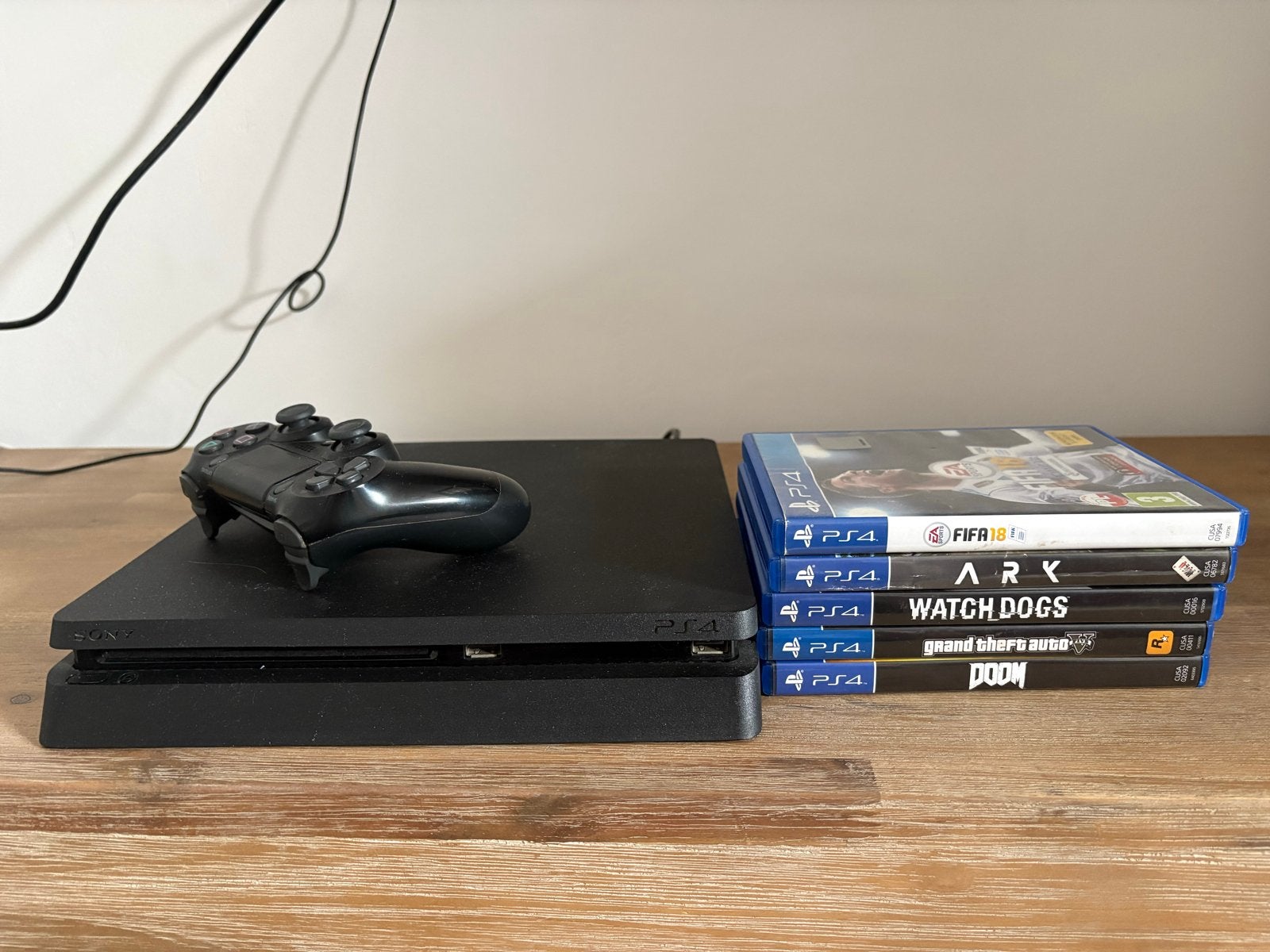 PlayStation 4 Slim met 5 games en controller