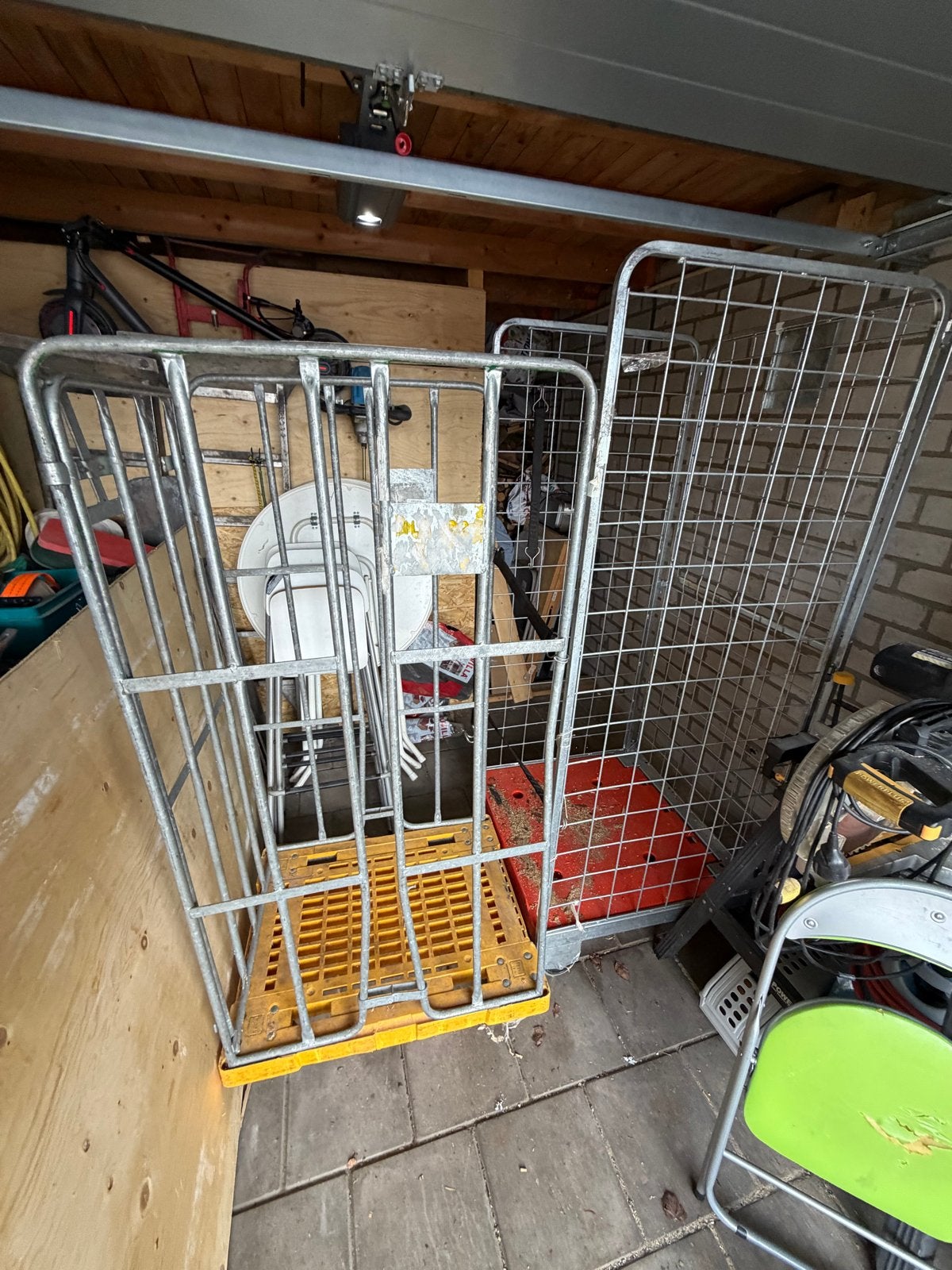 Metalen rolcontainer/postkar, Ophalen