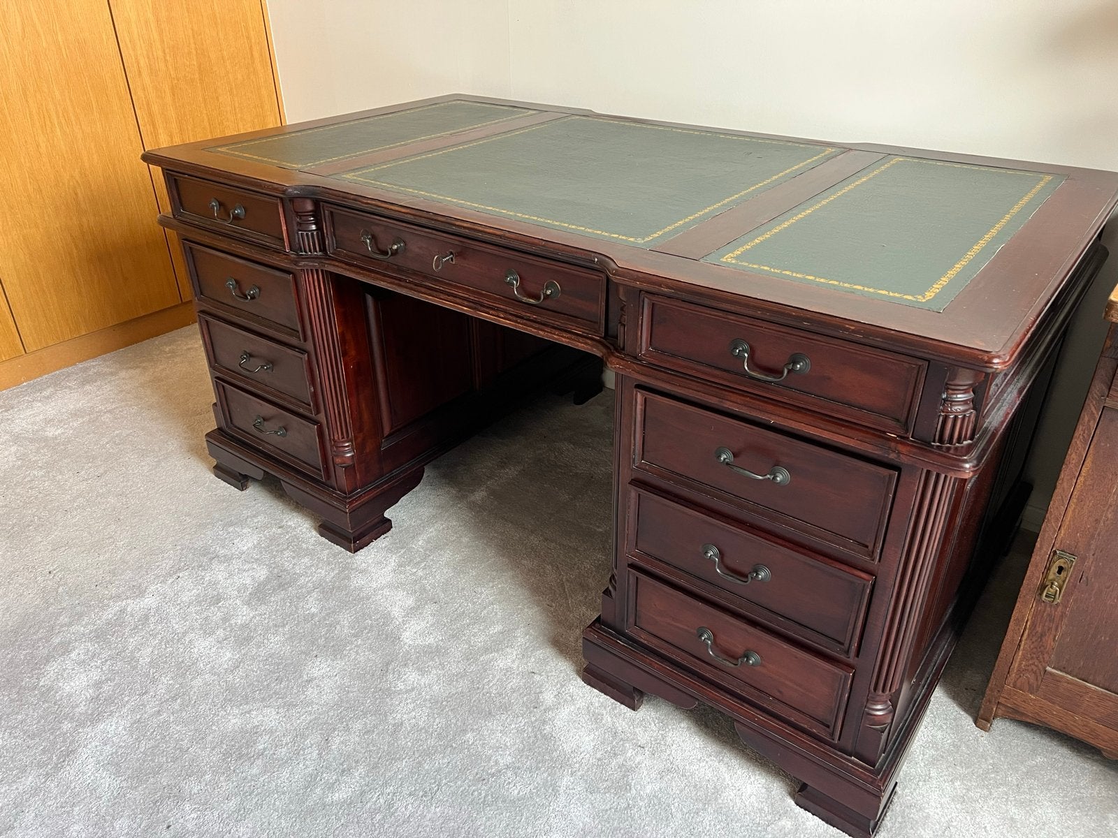 Klassiek mahoniehouten bureau met groen lederen blad, Ophalen, Overige typen, Gebruikt, Bruin